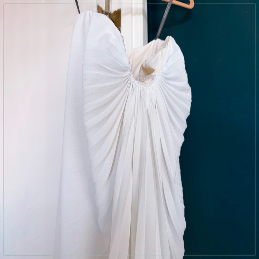 $5490 Monique Lhuillier Pleated Sweetheart Runway Gown - Picture 5 of 14